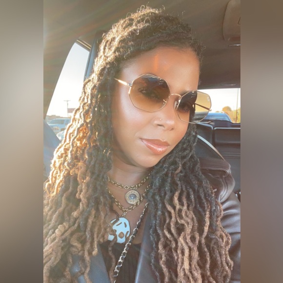 Meet your Posher, Marcia - Picture 2 of 4